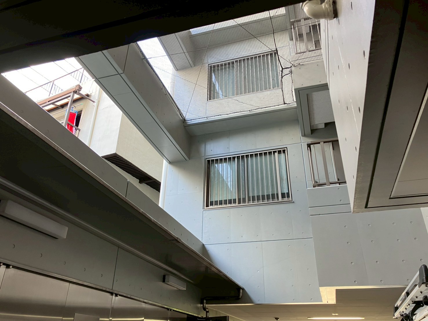 駐車場廻り　トップライト設置　施工前