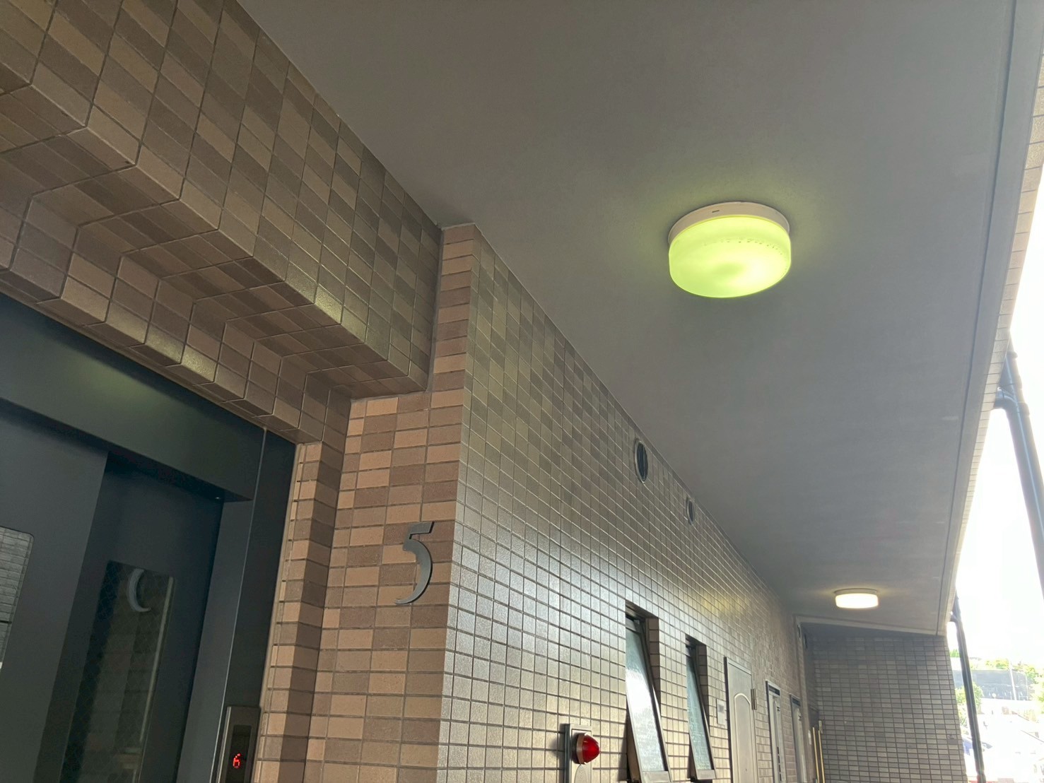 エレベーター　ダイノックシート工事　施工完了