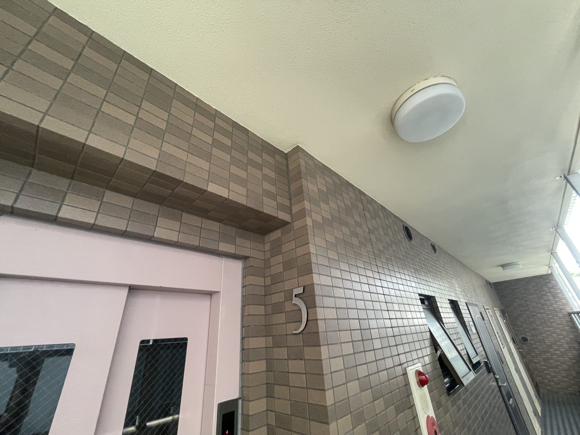 エレベーター　ダイノックシート工事　施工前