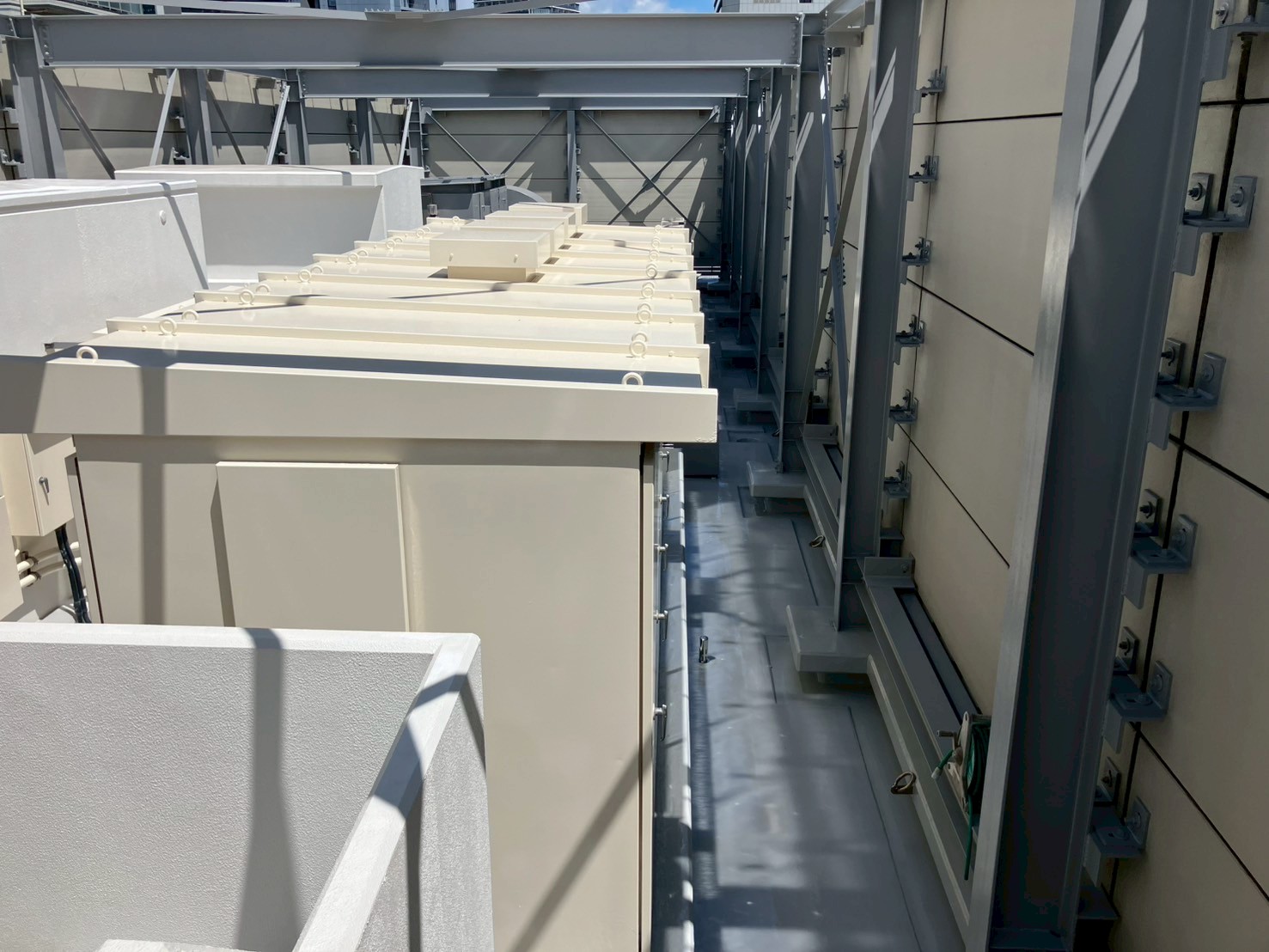 屋上　鉄部塗装工事　施工完了