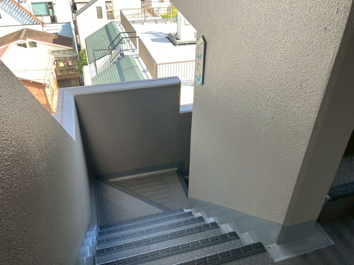 階段　長尺シート貼替工事　施工完了