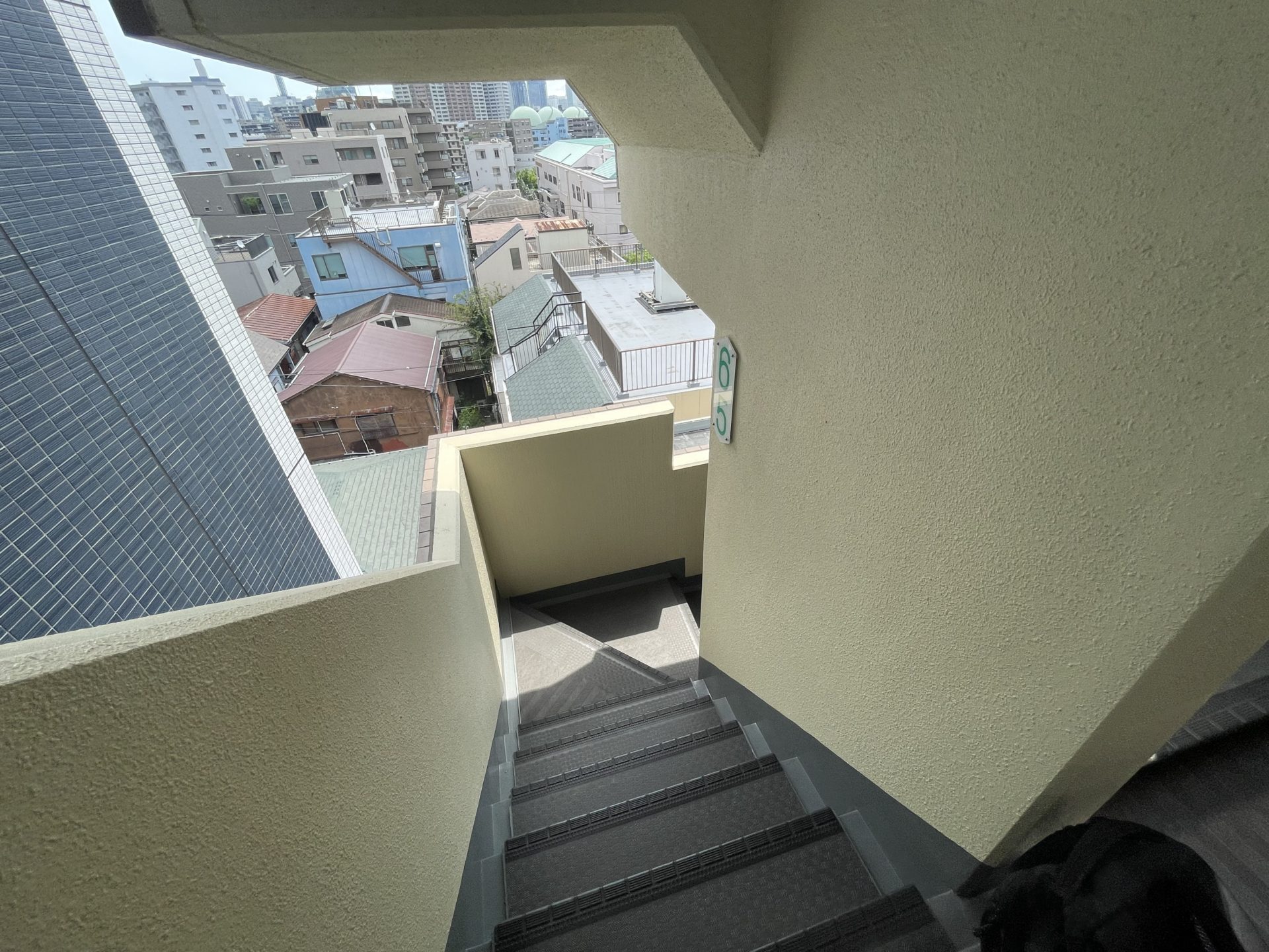 階段　長尺シート貼替工事　施工前