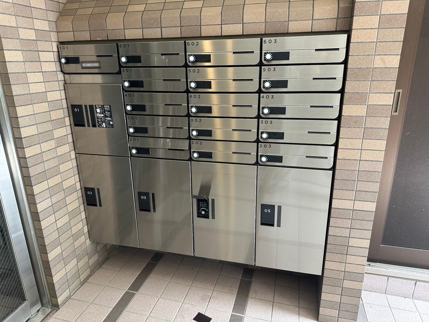 エントランス　宅配ボックス　施工完了