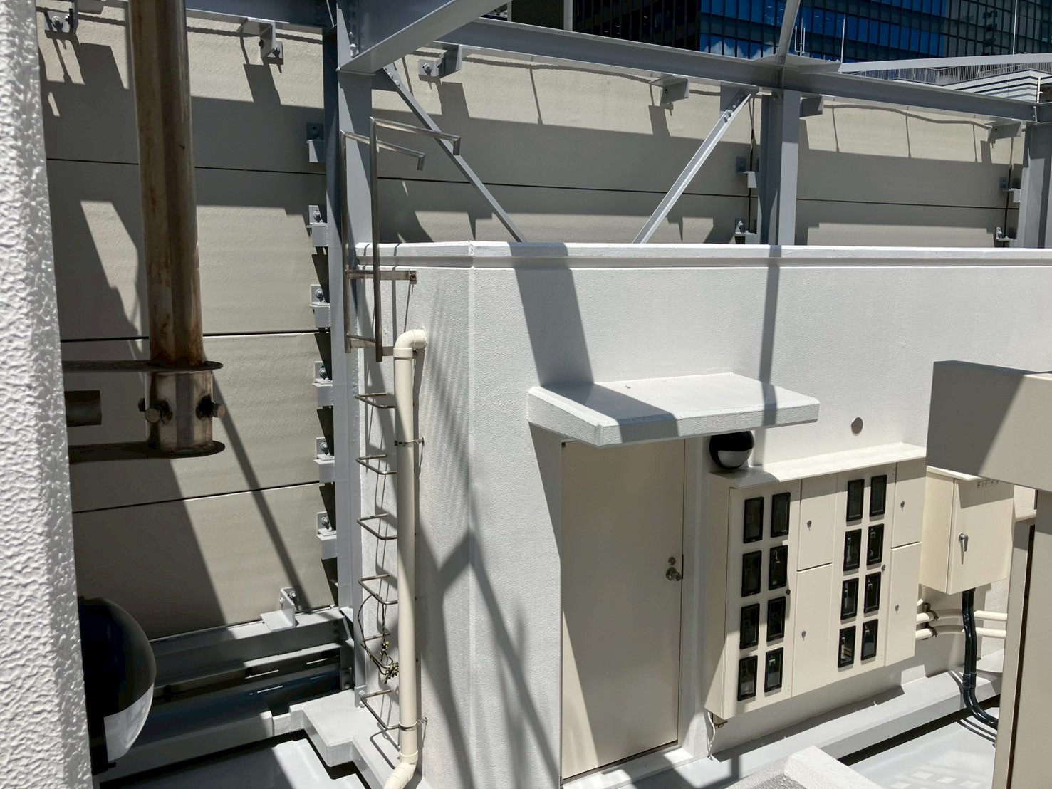 屋上　鉄部塗装工事　施工完了