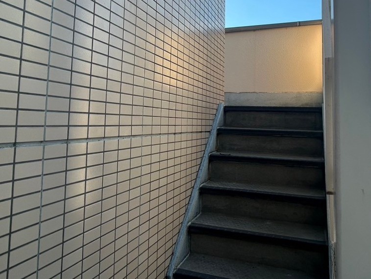 避難階段　長尺シート工事　施工前