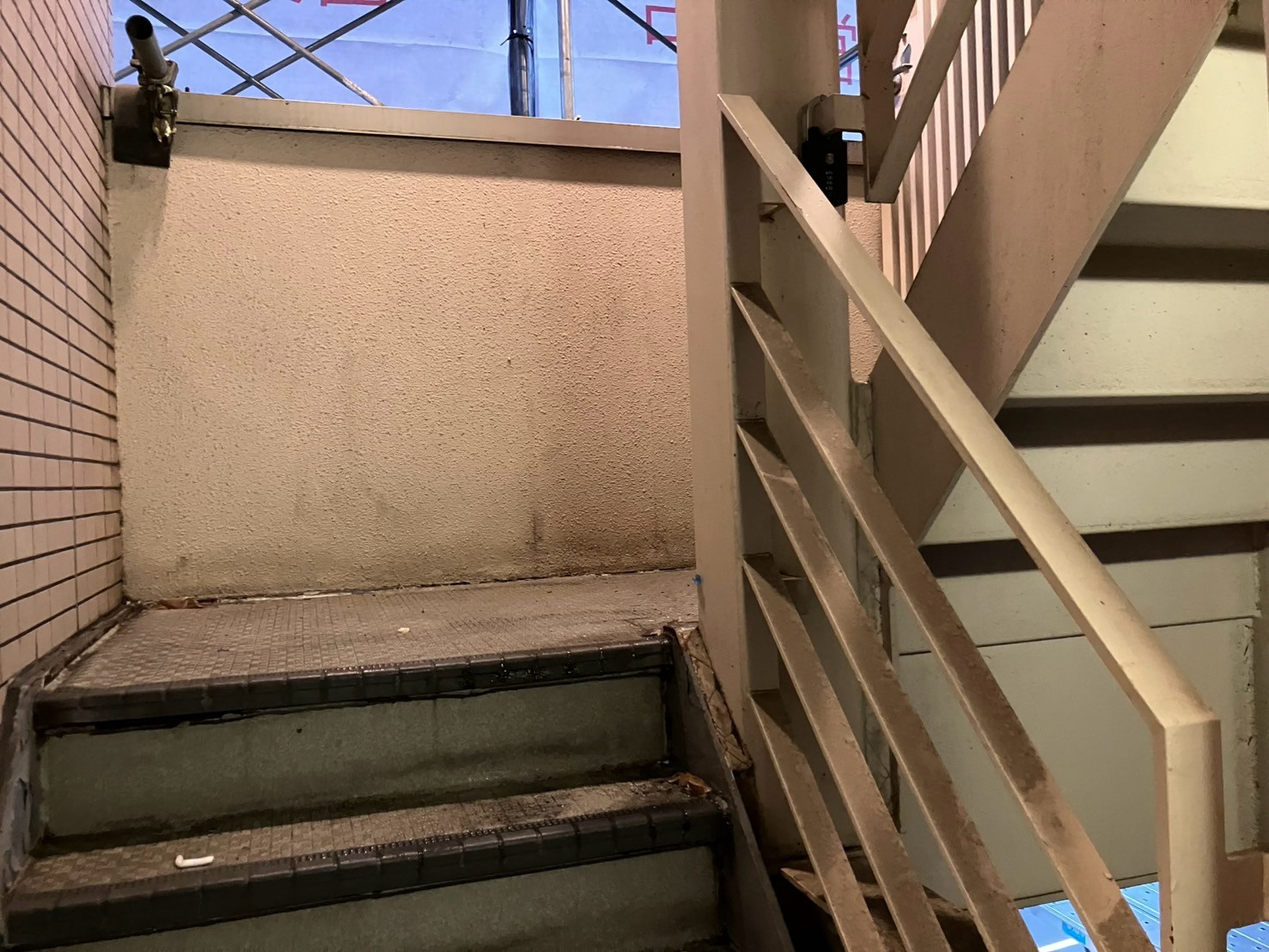 避難階段　長尺シート工事　施工前