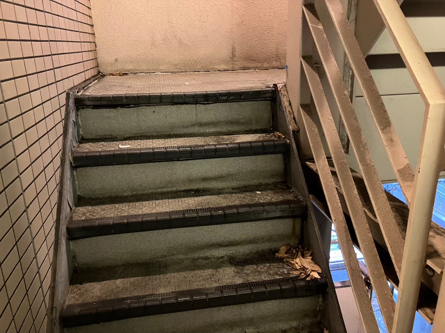 避難階段　長尺シート工事　施工前