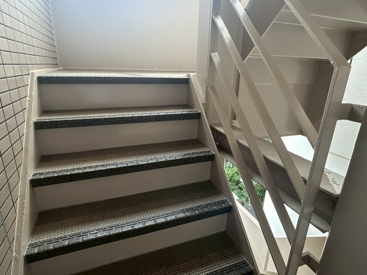 避難階段　長尺シート工事　施工完了