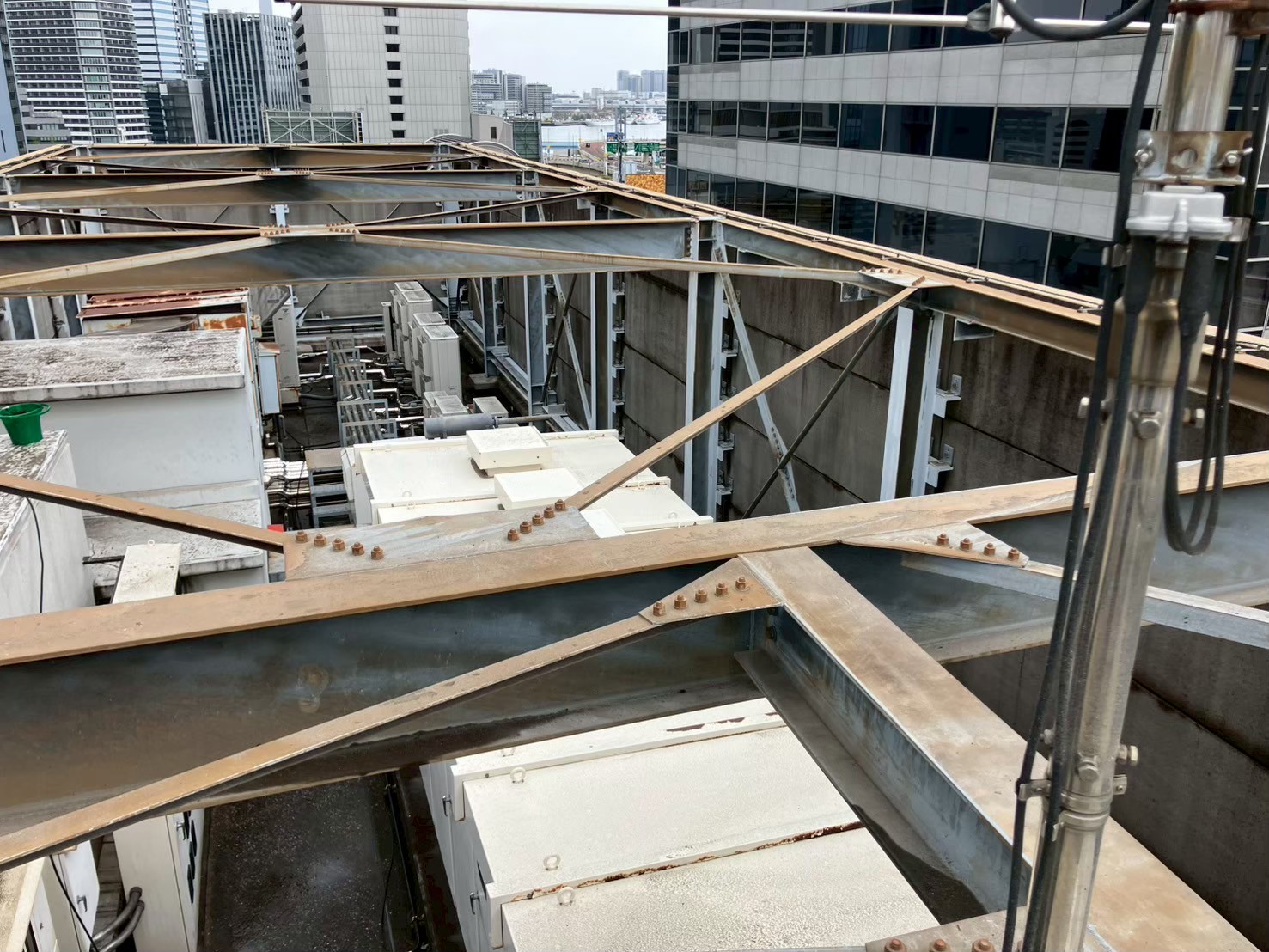 屋上　鉄部塗装工事　施工前