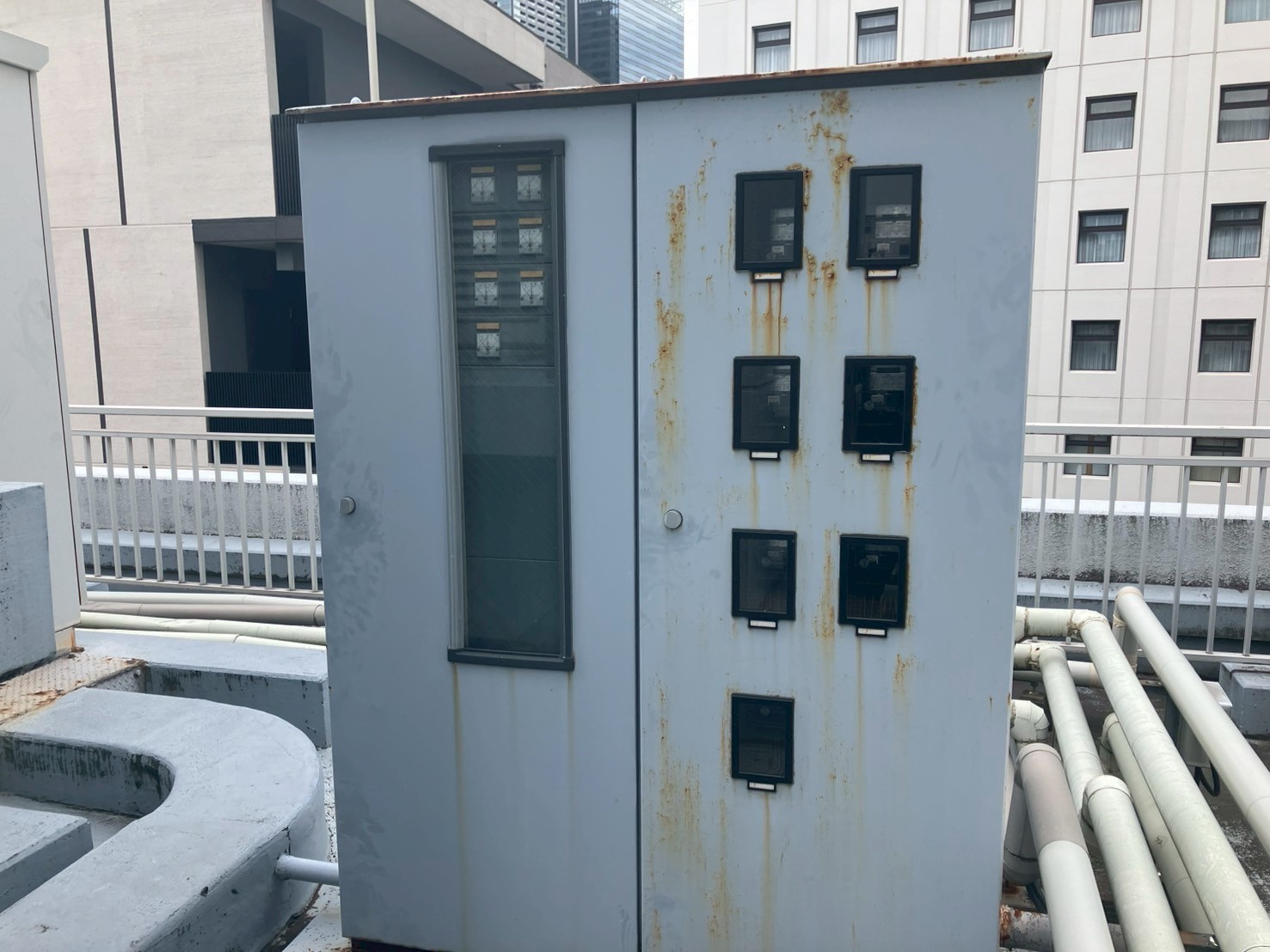 キュービクル　鉄部塗装工事　施工前