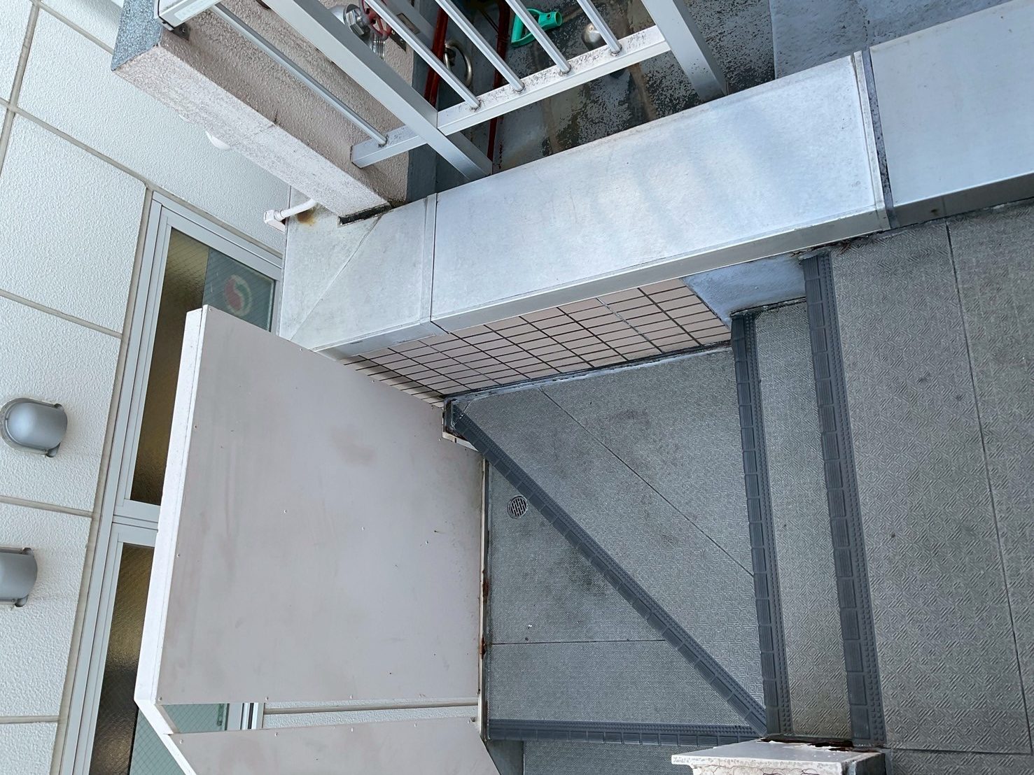 避難階段　長尺シート工事　施工前