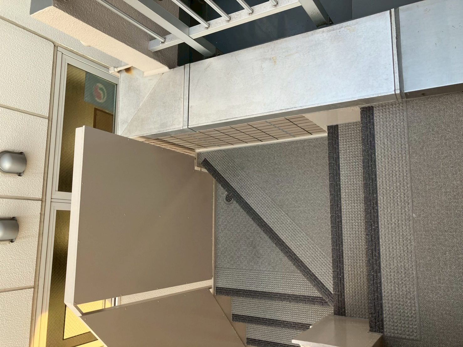 避難階段　長尺シート工事　施工完了