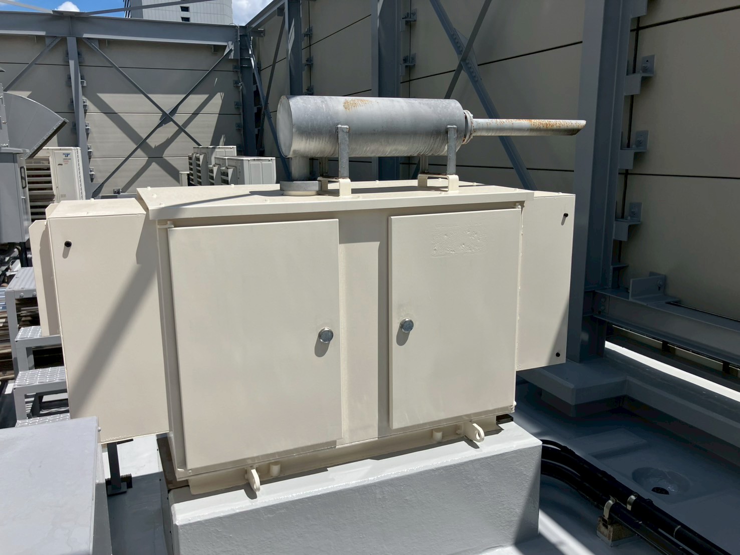 屋上　鉄部塗装工事　施工完了