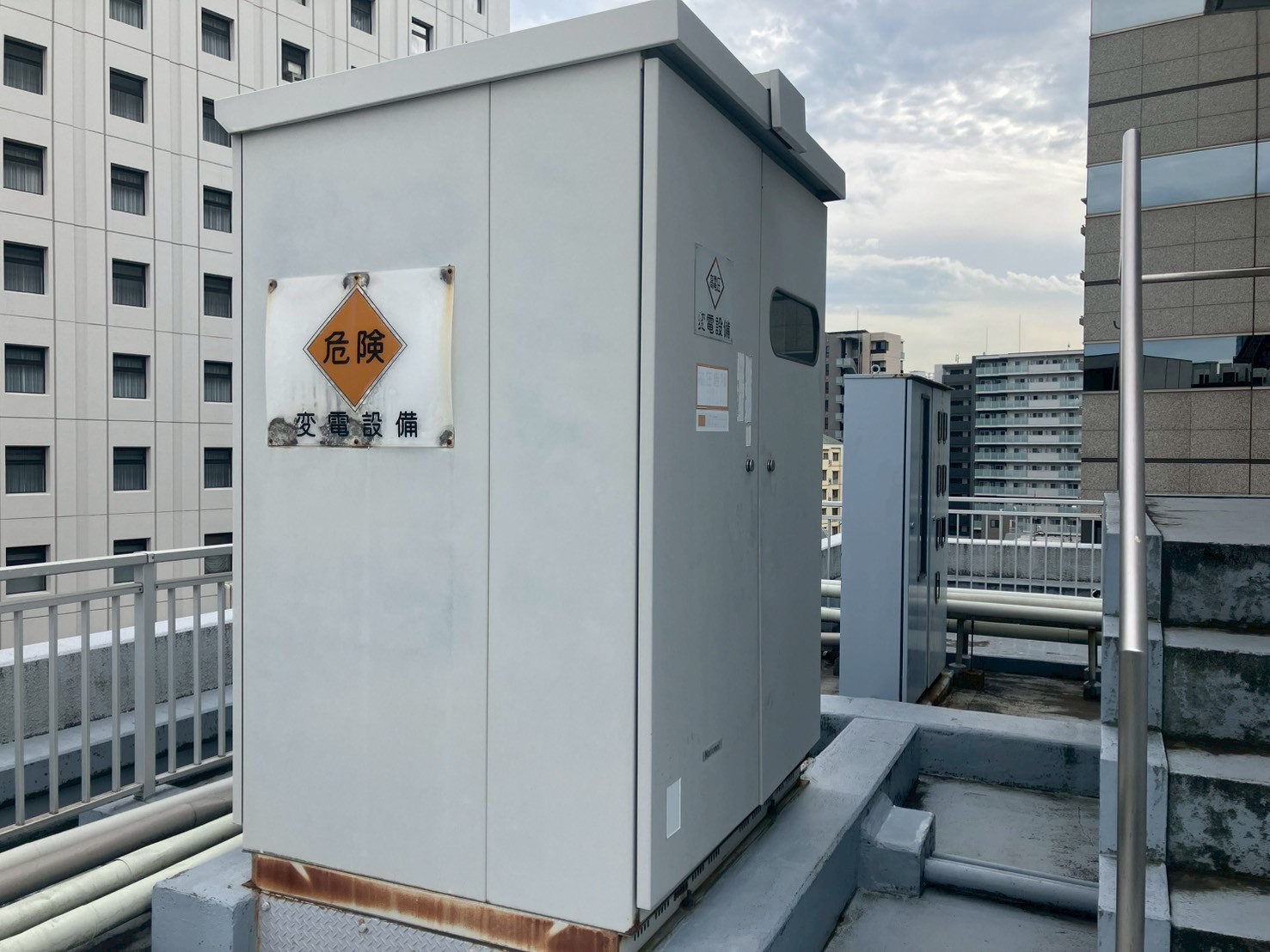 キュービクル　鉄部塗装工事　施工前