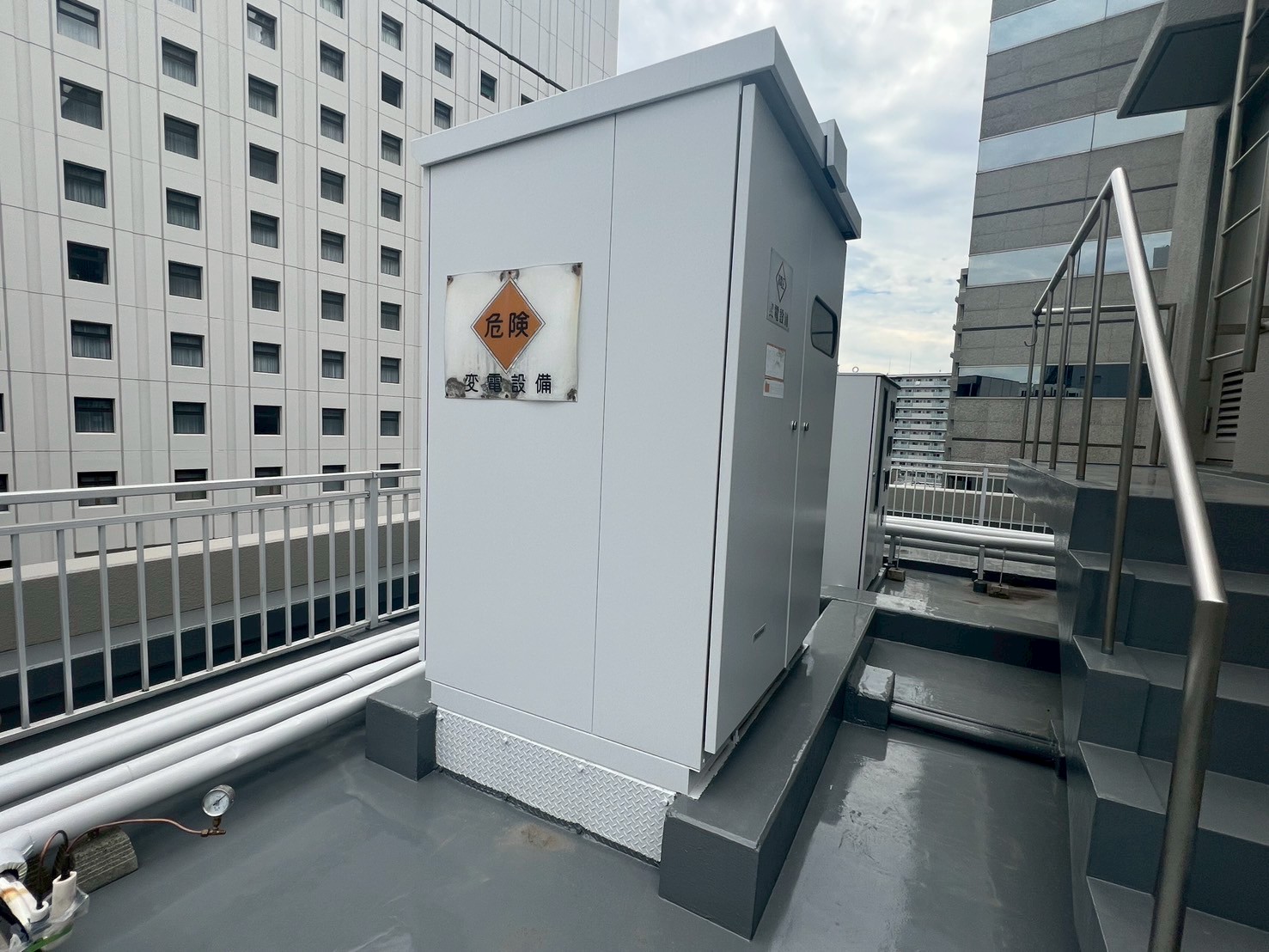 キュービクル　鉄部塗装工事　施工完了