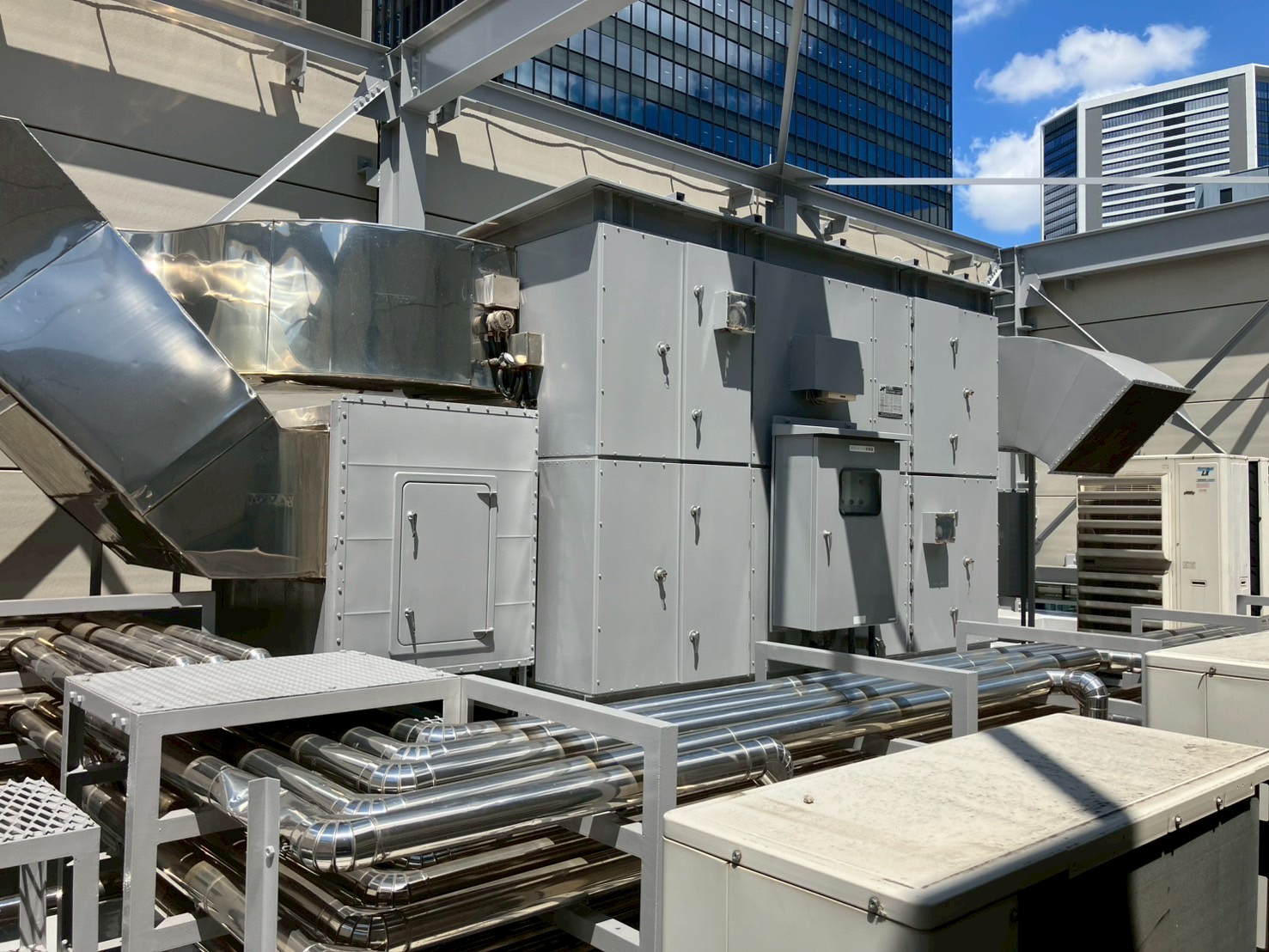 屋上　鉄部塗装工事　施工完了