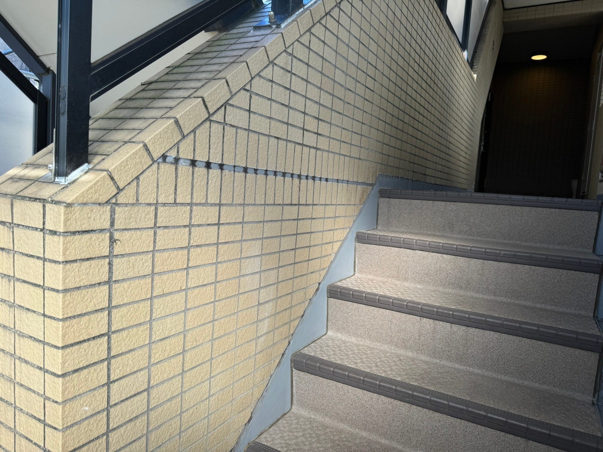 共用階段　シーリング工事　施工前