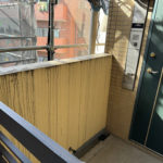 共用廊下腰壁　塗装工事　施工前