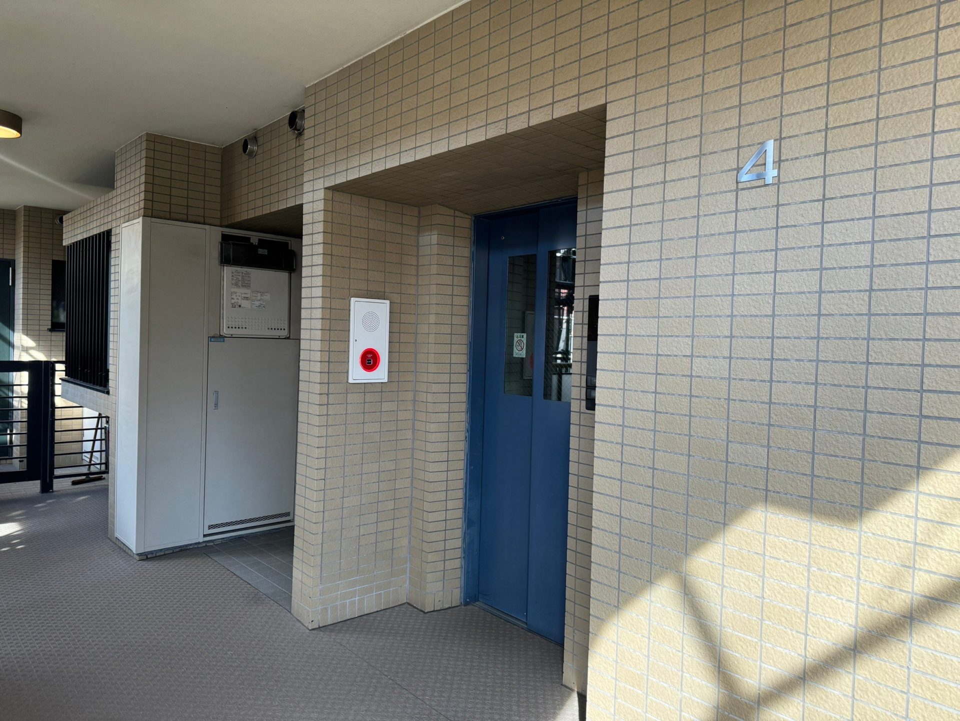 エレベーター　ダイノックシート工事　施工前