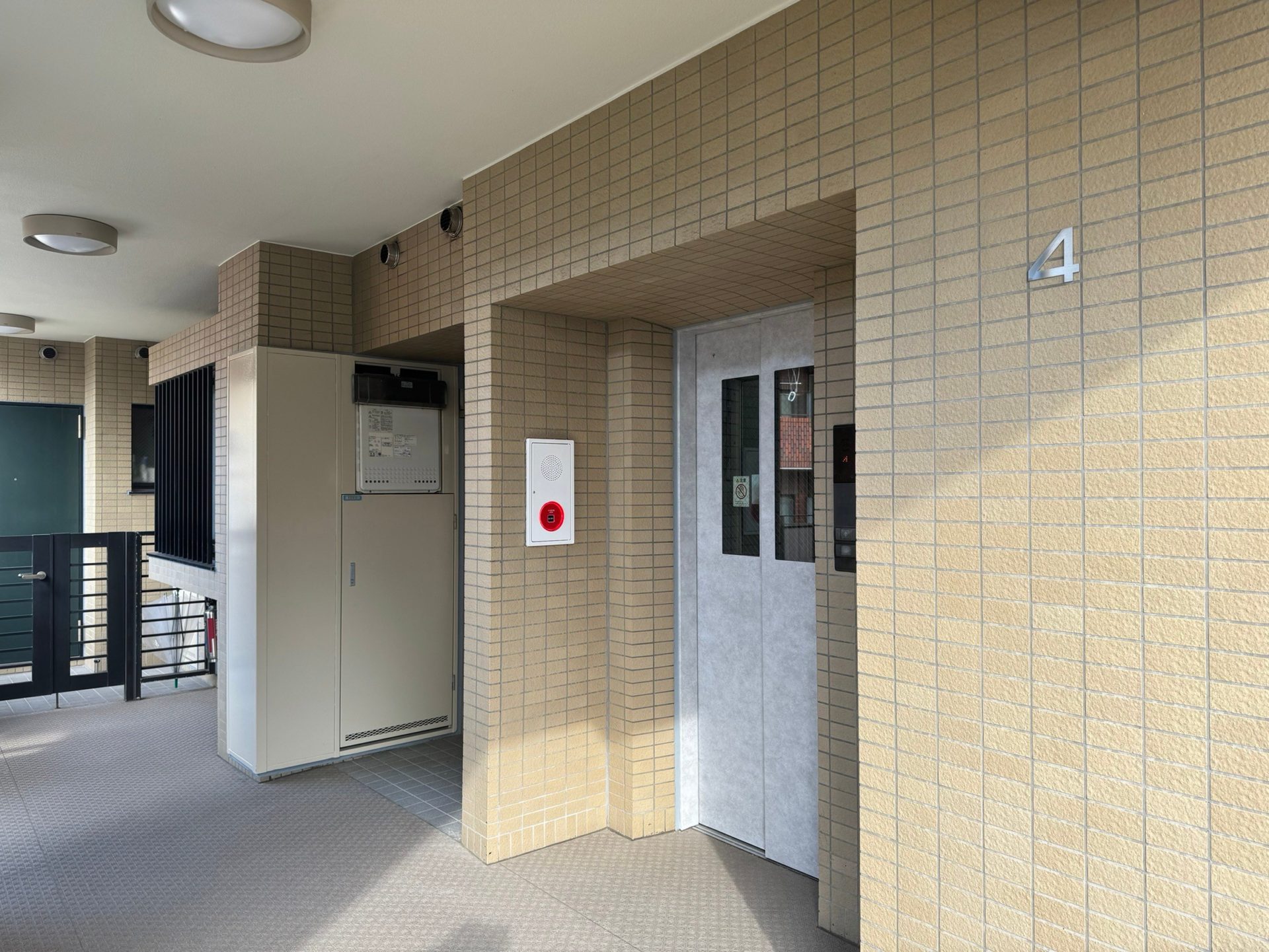 エレベーター　ダイノックシート工事　施工完了