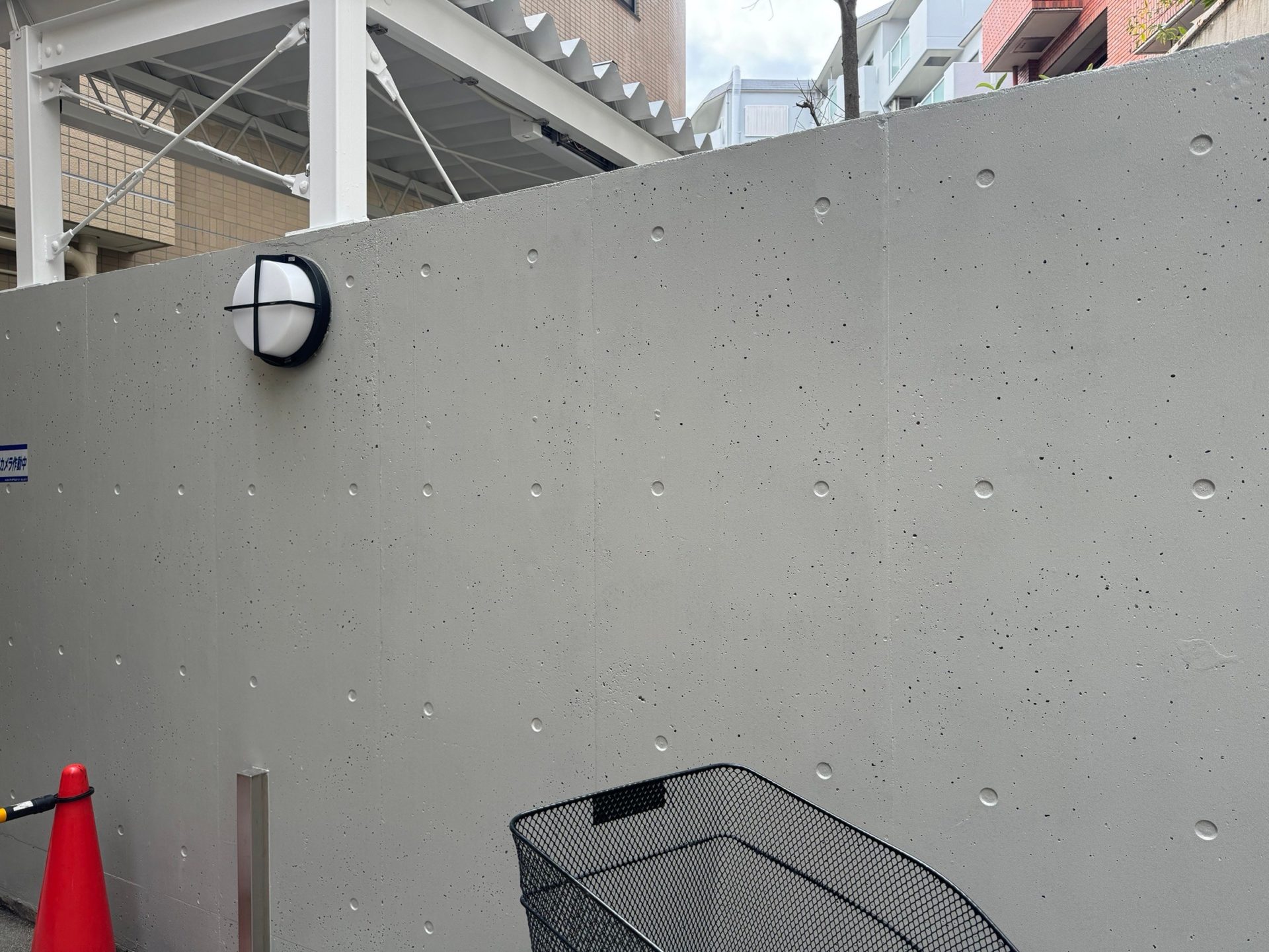 エントランス　打ちっ放し塗装工事　施工完了