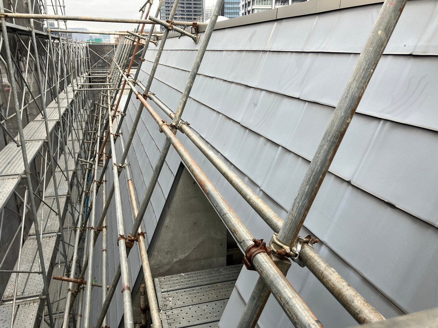 斜壁　鉄部塗装工事　施工前