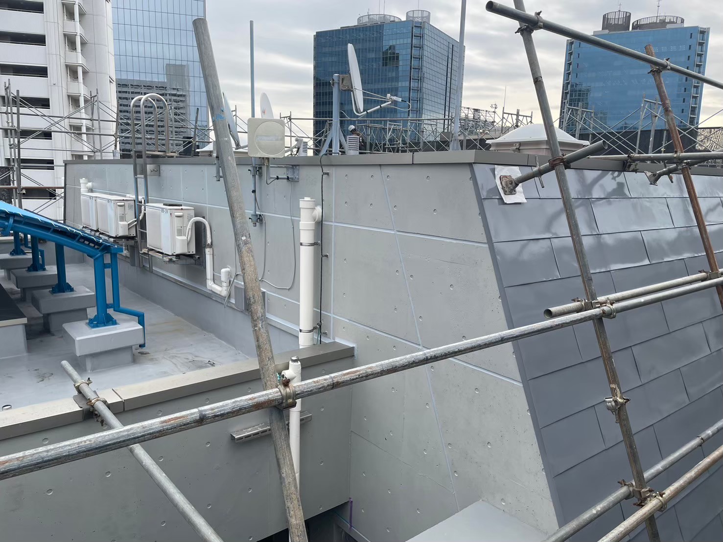 斜壁　鉄部塗装工事　施工完了