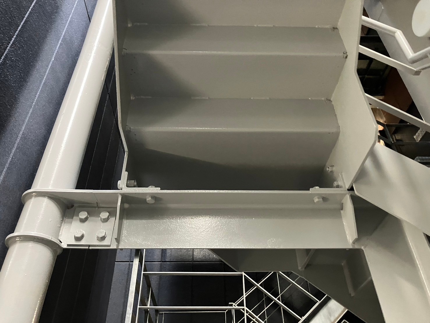 鉄骨階段　鉄部塗装工事　施工完了