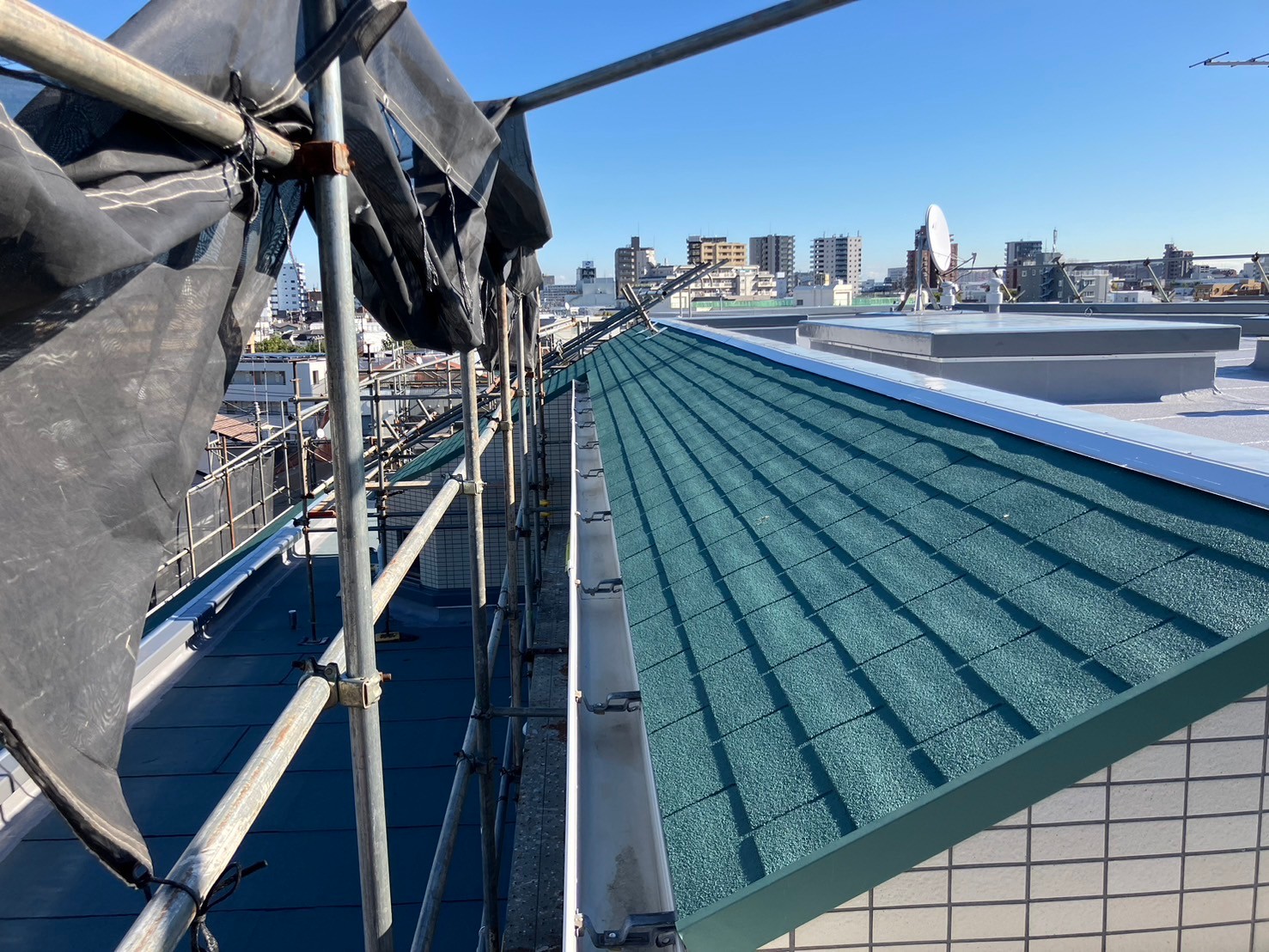 斜壁　シングル葺き　施工完了