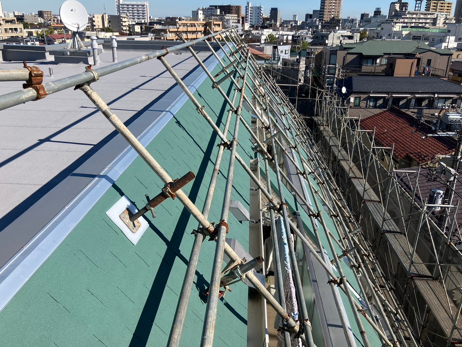 斜壁　シングル葺き　施工完了