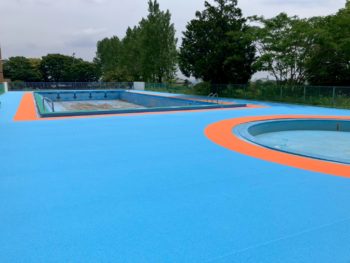 神奈川県　公益財団法人鉄道弘済会　弘済学園プールデッキ長尺シート改修工事