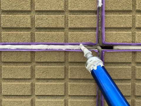 マンションの大規模修繕工事で、なぜバルコニーを片付けるのか? 下地・タイル補修工事