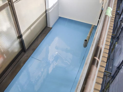マンションの大規模修繕工事で、なぜバルコニーを片付けるのか? 防水工事