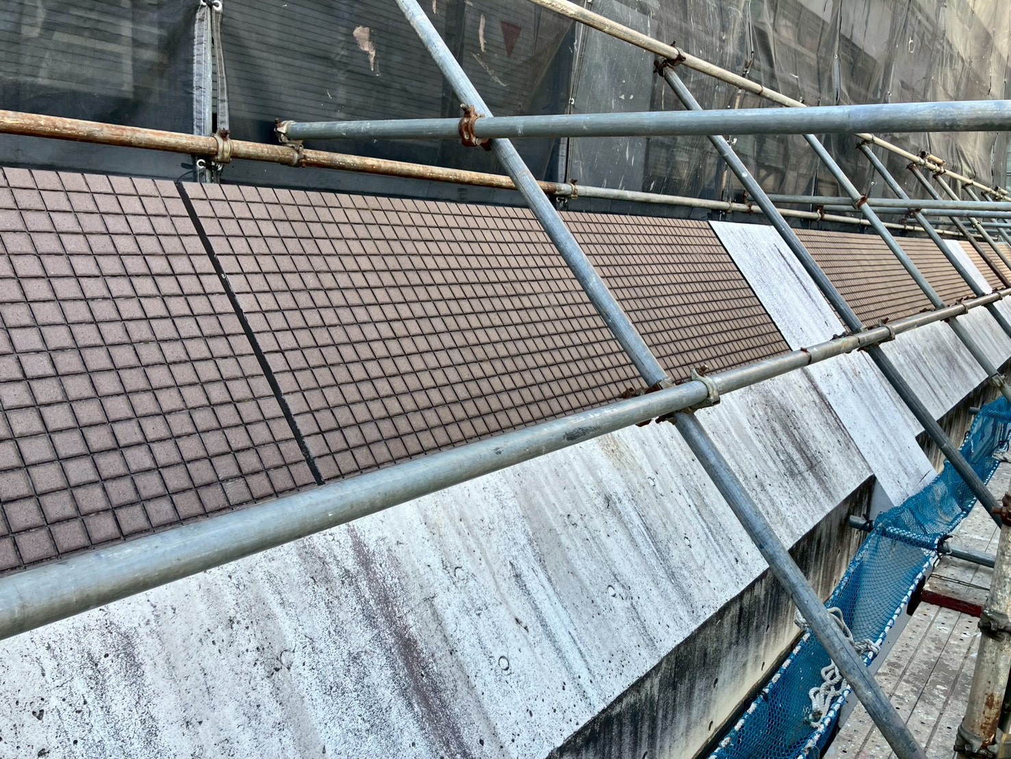 斜壁塗装工事　施工前