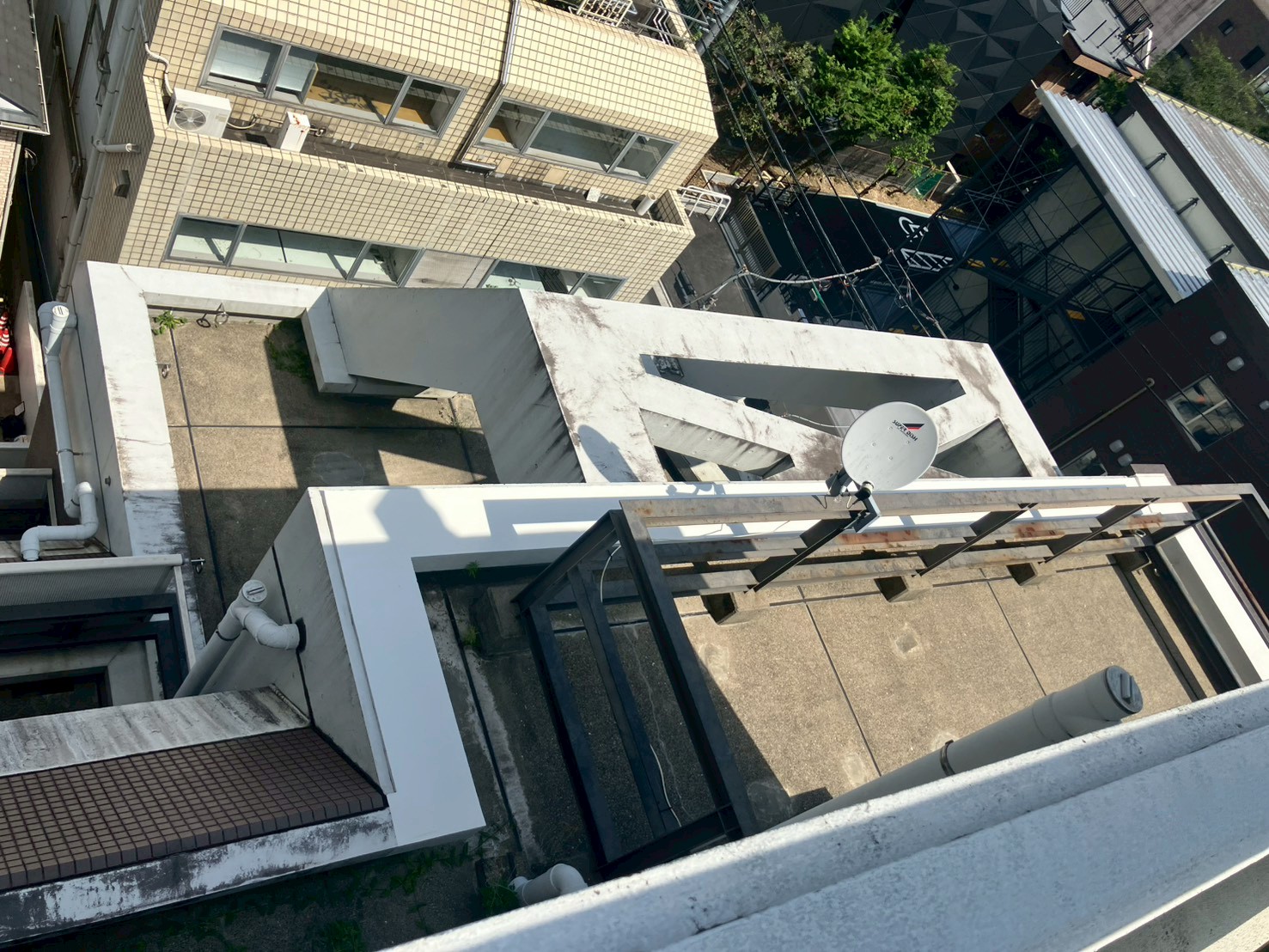 斜壁塗装工事　施工前